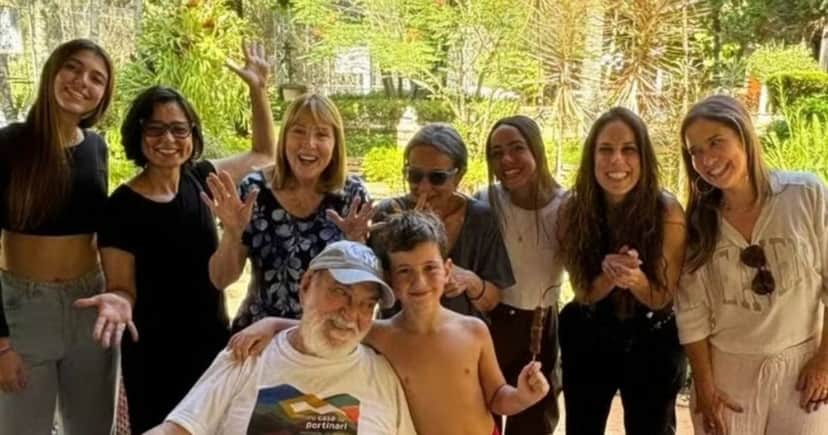 O veterana das telinhas ao lado de sua família (Foto: Reprodução) O veterana das telinhas ao lado de sua família (Foto: Reprodução)