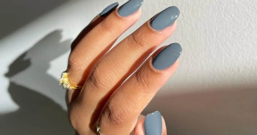 O cinza azulado é uma das cores de esmaltes que ajudam a rejuvenescer (Foto: Reprodução/ Internet) O cinza azulado é uma das cores de esmaltes que ajudam a rejuvenescer (Foto: Reprodução/ Internet)