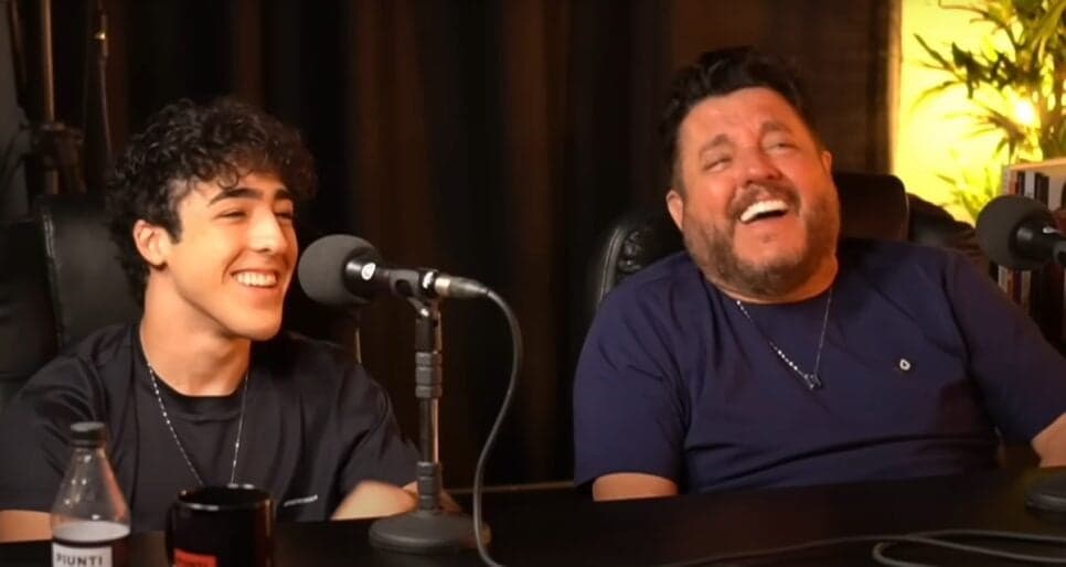 Bruno, dupla de Marrone, ao lado do filho Enzo Rabelo no podcast (Foto: Reprodução/ YouTube/ André Piunti) Bruno, dupla de Marrone, ao lado do filho Enzo Rabelo no podcast (Foto: Reprodução/ YouTube/ André Piunti)