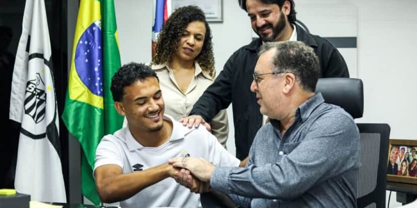 Pepê Firmino renovando com o Santos (Reprodução: Raul Baretta) Pepê Firmino renovando com o Santos (Reprodução: Raul Baretta)