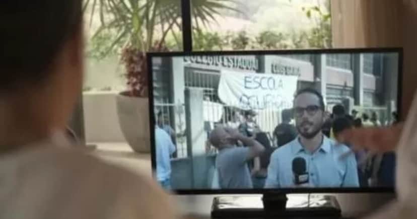 Cena de Léo Rosa, em Amor de Mãe, como um repórter (Foto Reprodução/TV Globo) Cena de Léo Rosa, em Amor de Mãe, como um repórter (Foto Reprodução/TV Globo)