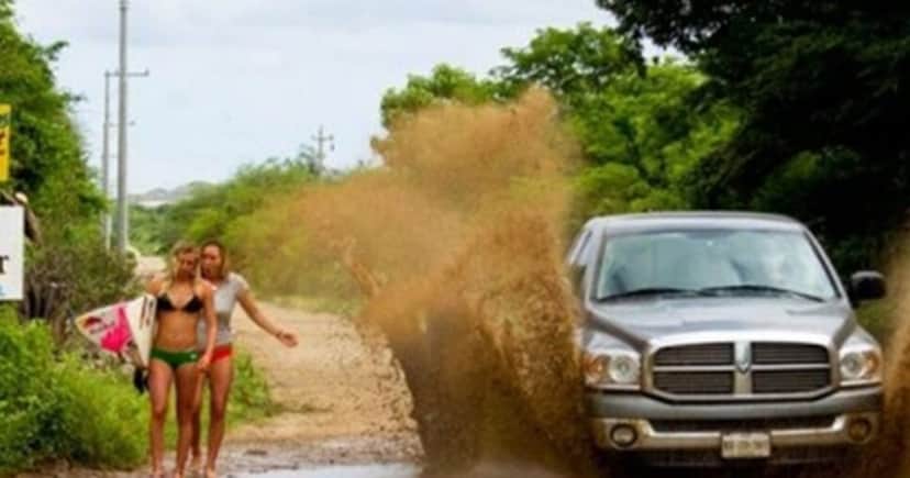Mulheres tomando banho de lama após carro passar ao lado (Foto Reprodução/Arquivo Pessoal/SBT) Mulheres tomando banho de lama após carro passar ao lado (Foto Reprodução/Arquivo Pessoal/SBT)