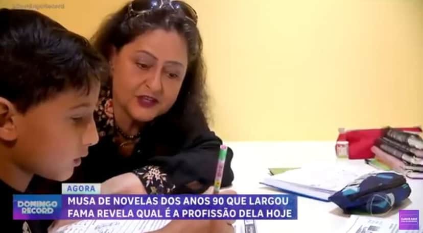 Simone dá aulas para crianças há cinco anos (Foto Reprodução/Record/YouTube) Simone dá aulas para crianças há cinco anos (Foto Reprodução/Record/YouTube)
