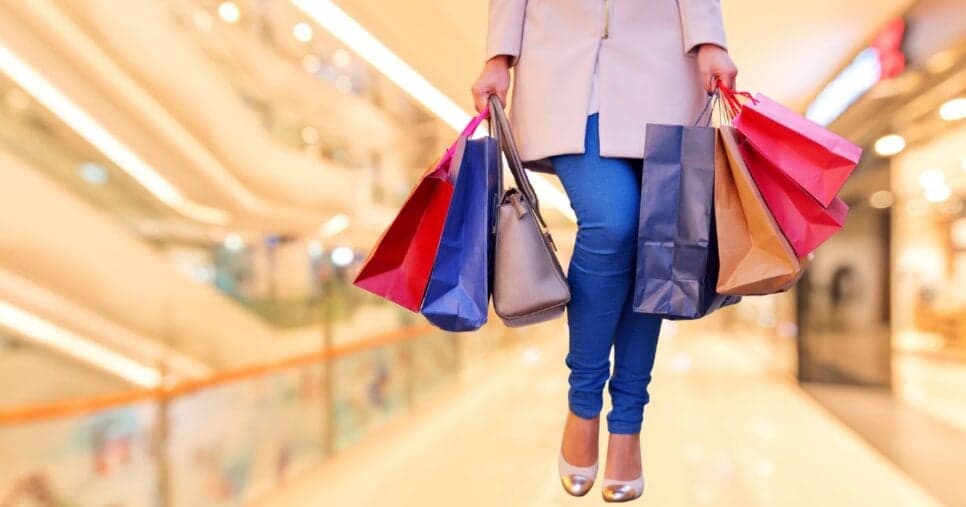 Ilustrações shoppings e mulher fazendo compras (Fotos: Canva) Ilustrações shoppings e mulher fazendo compras (Fotos: Canva)