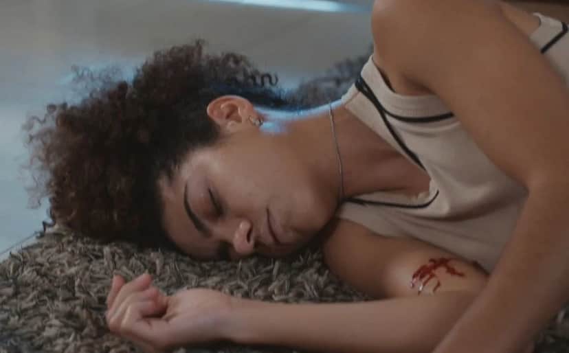 Ana Clara (Samantha Jones) foi abandonada morta por Heleninha (Paolla Oliveira) em Vale Tudo (Foto: Reprodução / Globo) Ana Clara (Samantha Jones) foi abandonada morta por Heleninha (Paolla Oliveira) em Vale Tudo (Foto: Reprodução / Globo)