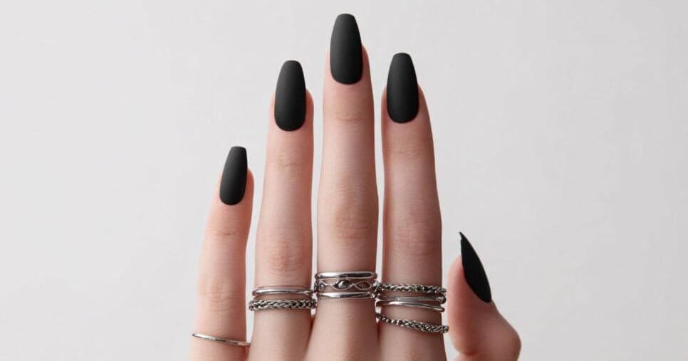 Esmalte preto (Foto: Canva) Esmalte preto (Foto: Canva)