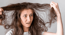 Até sua toalha influencia: 11 dicas para acabar com o frizz do cabelo