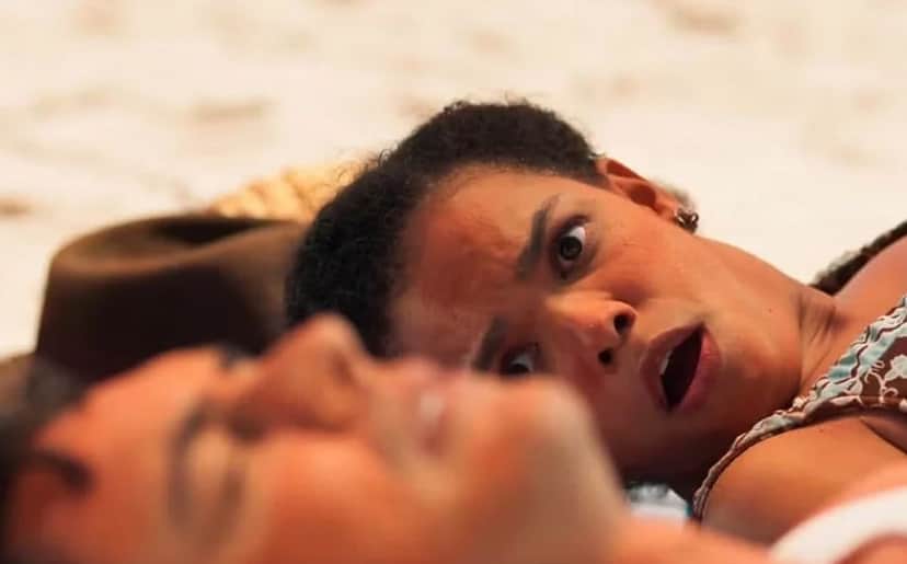 Candinho (Sergio Guizé) e Dita (Jeniffer Nascimento) em cena de Êta Mundo Melhor! na praia (Foto: Reprodução / Globo) Candinho (Sergio Guizé) e Dita (Jeniffer Nascimento) em cena de Êta Mundo Melhor! na praia (Foto: Reprodução / Globo)