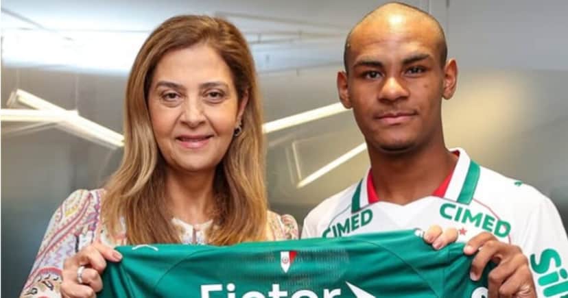 Leila assina contrato profissional com o jovem Eduardo - Foto: Instagram Leila assina contrato profissional com o jovem Eduardo - Foto: Instagram