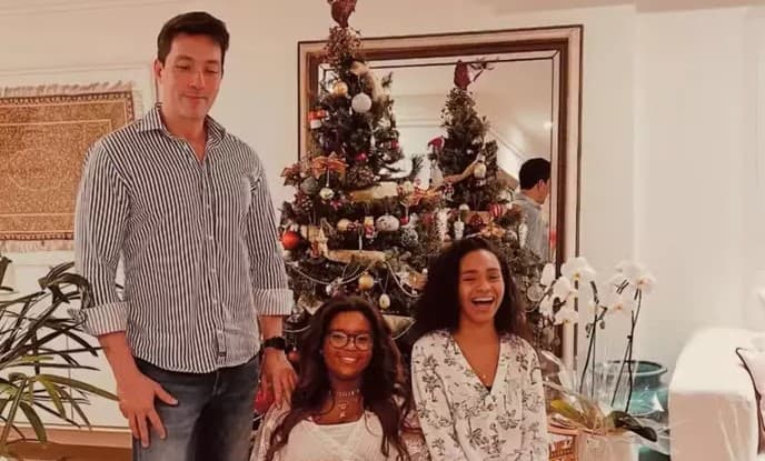 Maria Silva e Laura, filhas de Gloria Mari, com o tutor Paulo Mesquita (Foto: Reprodução / Instagram) Maria Silva e Laura, filhas de Gloria Mari, com o tutor Paulo Mesquita (Foto: Reprodução / Instagram)