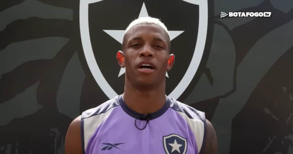 Danilo expõe onde quer jogar (Foto: Botafogo TV) Danilo expõe onde quer jogar (Foto: Botafogo TV)