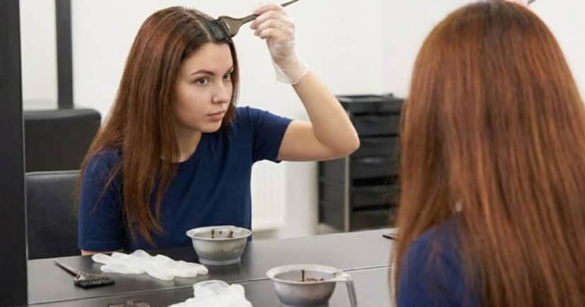 Ilustração Fim do cabelo grisalho e retoque: produto mantêm a cor radiante Ilustração Fim do cabelo grisalho e retoque: produto mantêm a cor radiante