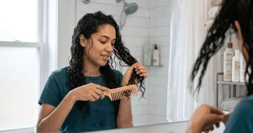 Pente que evita a quebra no cabelo molhado sem precisar usar produtos caros - Foto: Montagem Pente que evita a quebra no cabelo molhado sem precisar usar produtos caros - Foto: Montagem