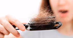 Queda de cabelo? 5 hábitos que você pratica sem perceber e detonam os fios