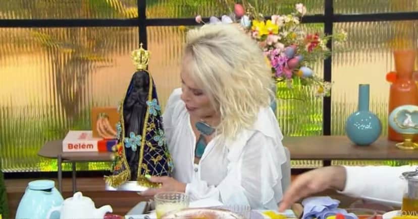 Ana Maria recebe presente (Foto: Reprodução / Globo) Ana Maria recebe presente (Foto: Reprodução / Globo)