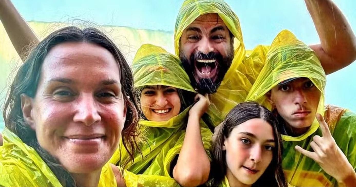 Ator com a esposa, Vanessa Lóes, e os filhos (Foto: Reprodução / Instagram) Ator com a esposa, Vanessa Lóes, e os filhos (Foto: Reprodução / Instagram)