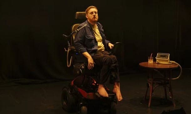 Michael Patrick em cena no teatro (Foto: Reprodução / Instagram) Michael Patrick em cena no teatro (Foto: Reprodução / Instagram)