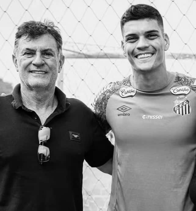 Goleiro do Santos, Gabriel Brazão, ao lado do pai, José Roberto (Foto: Reprodução / Instagram) Goleiro do Santos, Gabriel Brazão, ao lado do pai, José Roberto (Foto: Reprodução / Instagram)