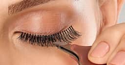 Parece extensão: 5 dicas para colar cílios postiços com volume gigante e visual natural