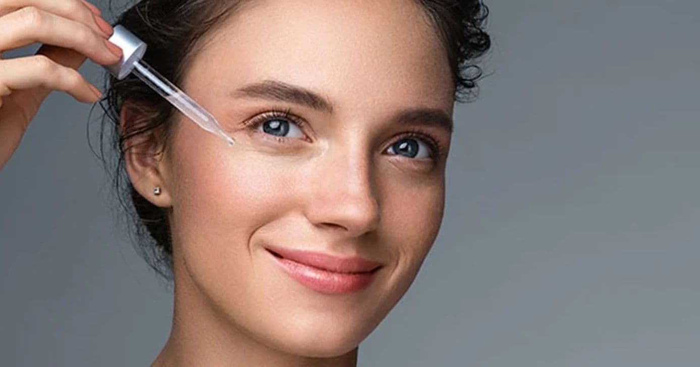 Ilustração mulher passando sérum (Foto: L'Oréal Paris) Ilustração mulher passando sérum (Foto: L'Oréal Paris)