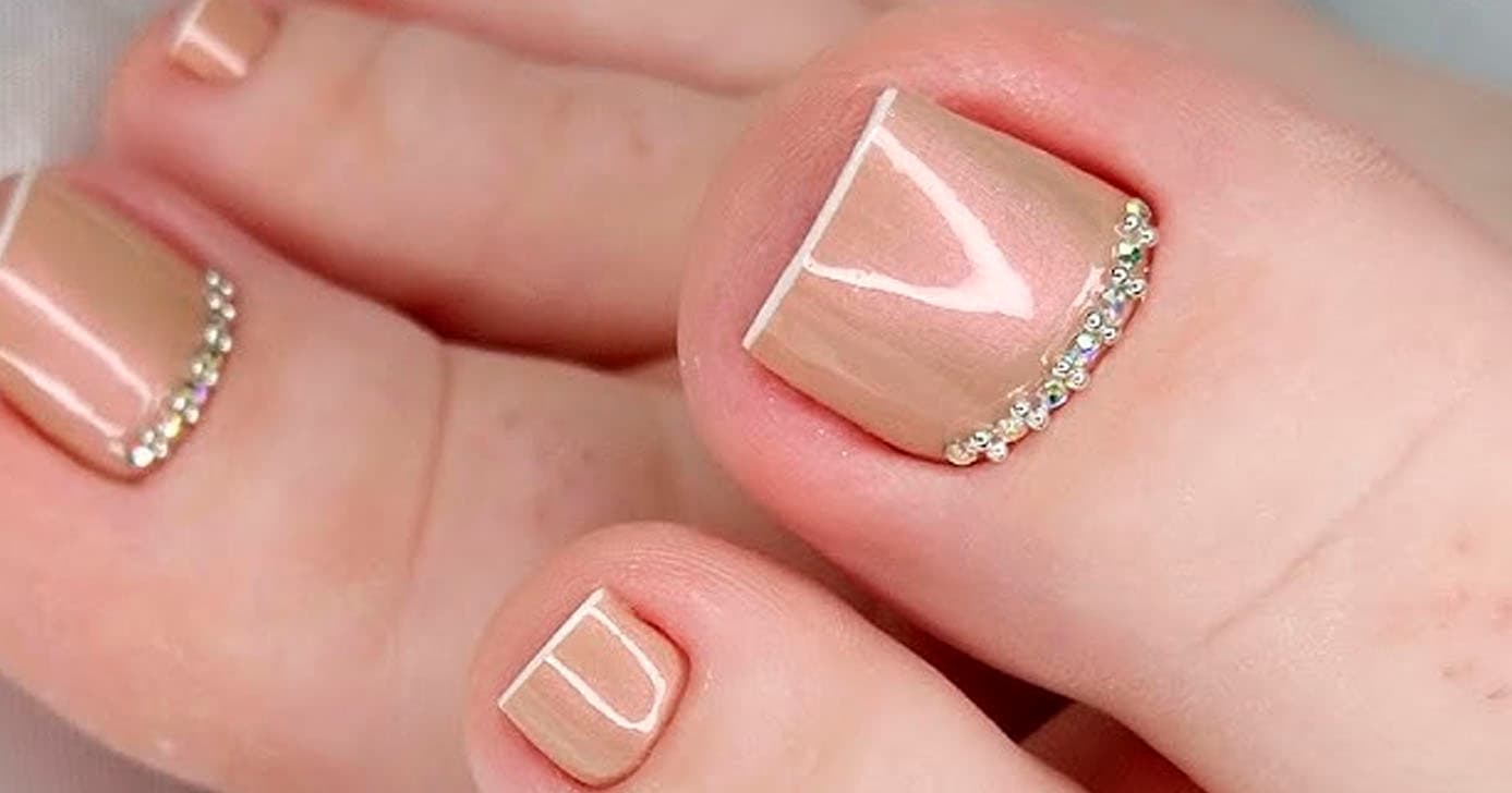 Unhas com joias (Foto; Reprodução) Unhas com joias (Foto; Reprodução)
