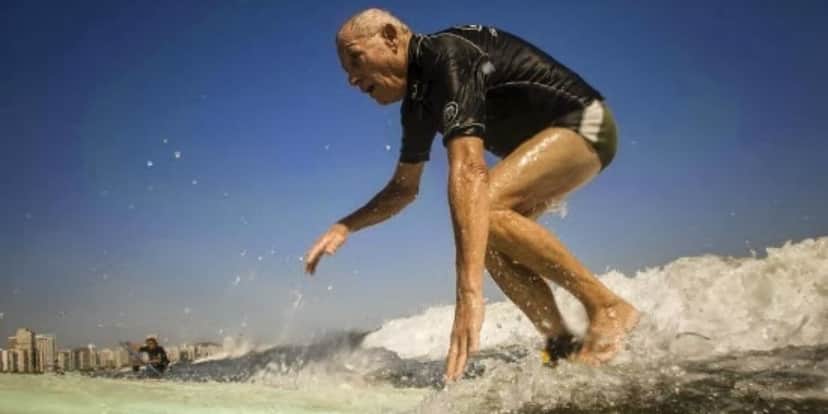 Idosos com aulas práticas de surf em Itajaí (Reprodução: Divulgação) Idosos com aulas práticas de surf em Itajaí (Reprodução: Divulgação)