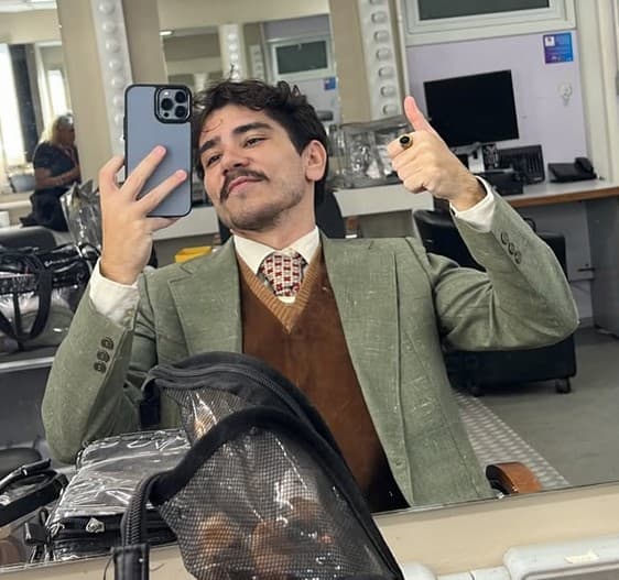 João Fernandes nos bastidores da novela A Nobreza do Amor (Foto: Reprodução / Instagram)
João Fernandes nos bastidores da novela A Nobreza do Amor (Foto: Reprodução / Instagram)