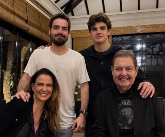 Rodrigo ao lado do irmão e dos pais (Foto: Reprodução / Instagram) Rodrigo ao lado do irmão e dos pais (Foto: Reprodução / Instagram)