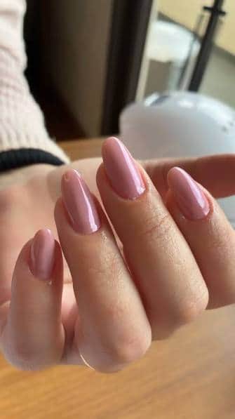 Esmalte Rosa Claro (Foto Instagram/@jessicaferreira_nail/@espaco_tatianebelo) Esmalte Rosa Claro (Foto Instagram/@jessicaferreira_nail/@espaco_tatianebelo)