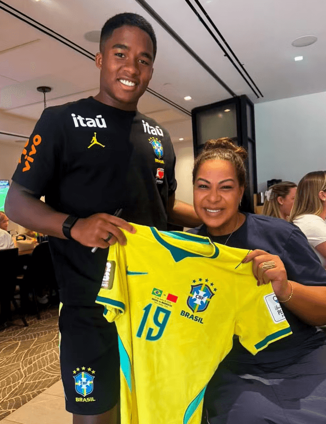 Endrick com a mãe, Cíntia Ramos, durante treino da Seleção (Foto: Reprodução / Instagram) Endrick com a mãe, Cíntia Ramos, durante treino da Seleção (Foto: Reprodução / Instagram)