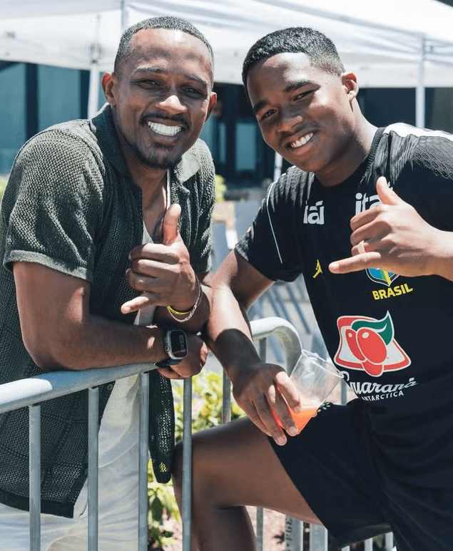 Endrick com o pai, Douglas Sousa, durante treino da Seleção (Foto: Reprodução / Instagram) Endrick com o pai, Douglas Sousa, durante treino da Seleção (Foto: Reprodução / Instagram)