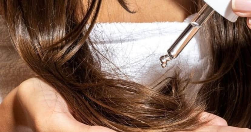 Como usar o mesmo óleo para iluminar a pele e deixar o cabelo sem frizz (Foto Reprodução/Montagem/TV Foco/Canva/Paola) Como usar o mesmo óleo para iluminar a pele e deixar o cabelo sem frizz (Foto Reprodução/Montagem/TV Foco/Canva/Paola)