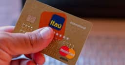 Itaú diz: O que está reduzindo limite do cartão de clientes