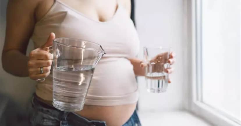 Manter uma boa hidratação ajuda com a barriga inchada (Foto: Reprodução/Internet) Manter uma boa hidratação ajuda com a barriga inchada (Foto: Reprodução/Internet)
