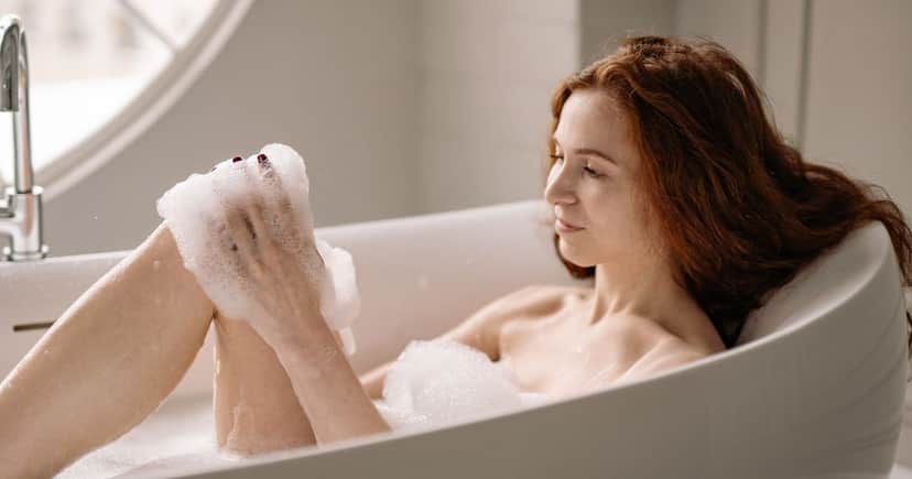 Ilustração mulher tomando banho quente (Foto: Canva) Ilustração mulher tomando banho quente (Foto: Canva)