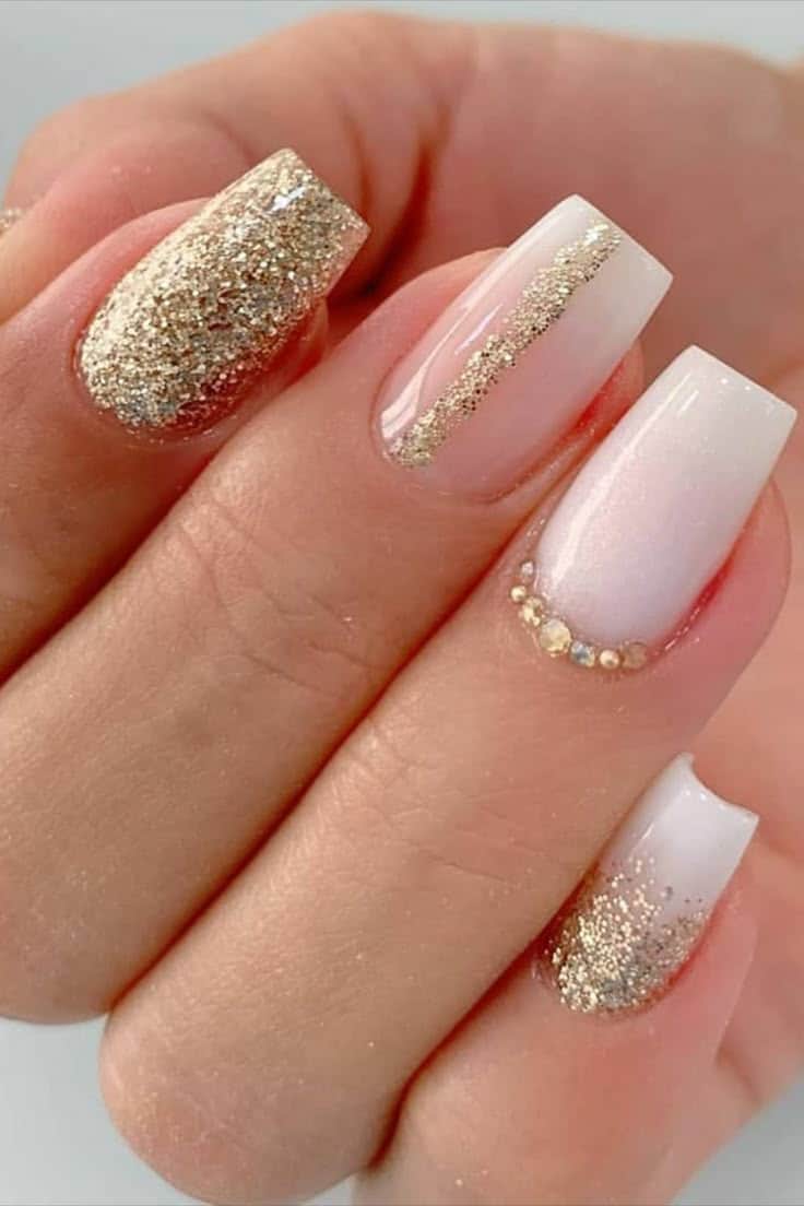 Unhas com glitter dourado (Foto Reprodução) Unhas com glitter dourado (Foto Reprodução)