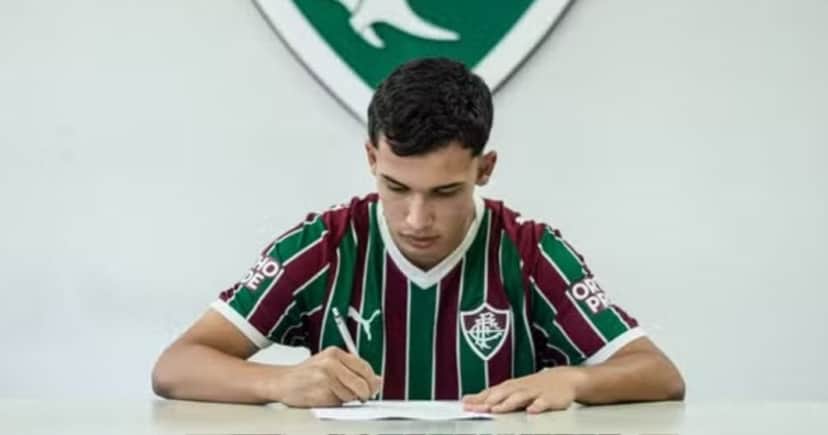 Suzano assina primeiro contrato profissional com o Fluminense — Foto: Reprodução - Fluminense Suzano assina primeiro contrato profissional com o Fluminense — Foto: Reprodução - Fluminense