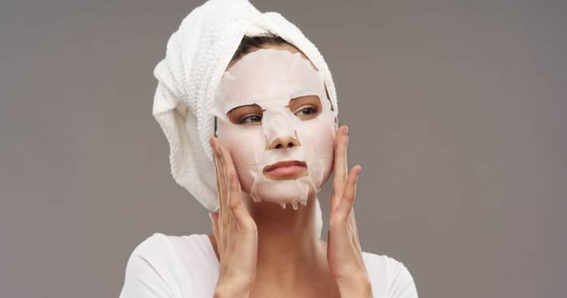Mulher com máscara facial (Foto: Canva) Mulher com máscara facial (Foto: Canva)