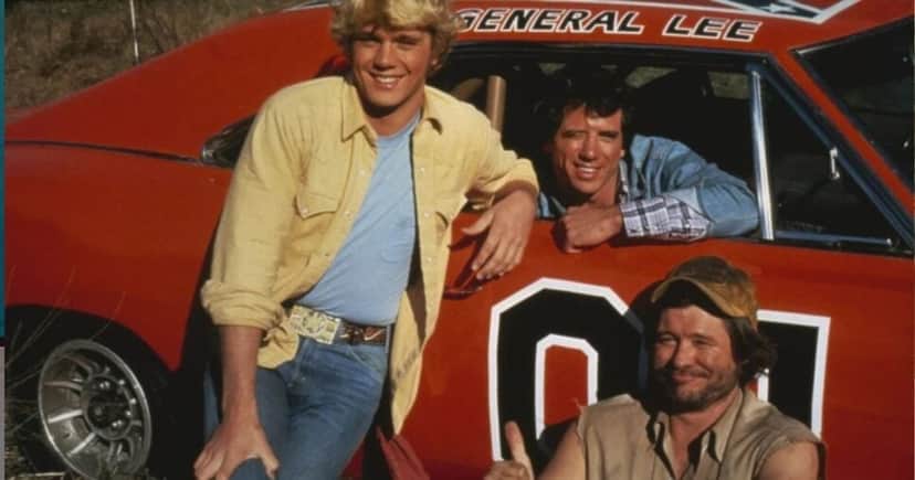 John Schneider, Tom Wopat e Ben Jones em foto promocional da série clássica Os Gatões - Foto: Internet John Schneider, Tom Wopat e Ben Jones em foto promocional da série clássica Os Gatões - Foto: Internet