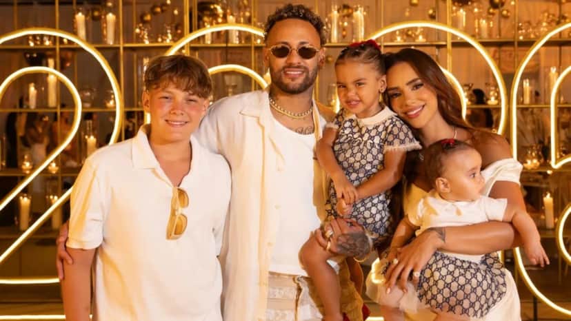 Neymar ao lado da esposa, Bruna Biancardi, e dos filhos Davi, Mavie e Mel; ele ainda é pai de Helena (Foto: Reprodução/ Instagram) Neymar ao lado da esposa, Bruna Biancardi, e dos filhos Davi, Mavie e Mel; ele ainda é pai de Helena (Foto: Reprodução/ Instagram)