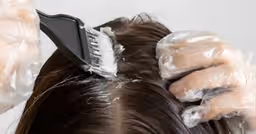 Fim dos gastos com salão: Técnica caseira retoca a raiz do cabelo grisalho