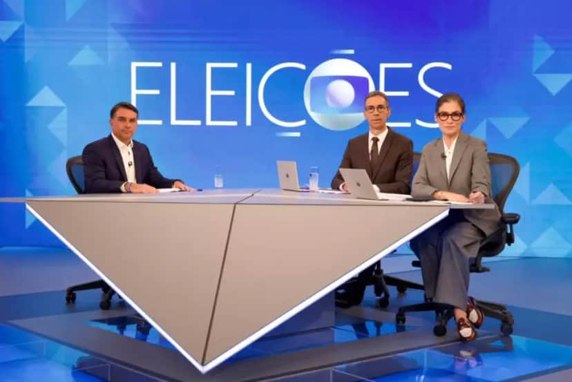 Flávio Bolsonaro com Renata Vasconcellos e César Tralli nos Estúdios Globo (Foto: Reprodução/ Globo) Flávio Bolsonaro com Renata Vasconcellos e César Tralli nos Estúdios Globo (Foto: Reprodução/ Globo)