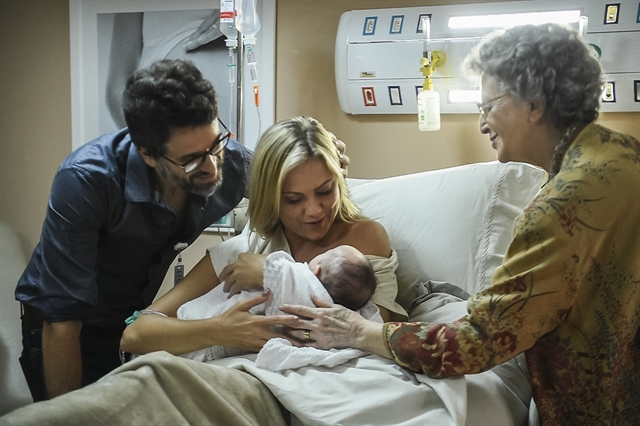Suzy (Ellen Rocche) e Samuel (Eriberto Leão) encantados com a filha em O Outro Lado do Paraíso (Foto: Globo/Mauricio Fidalgo)