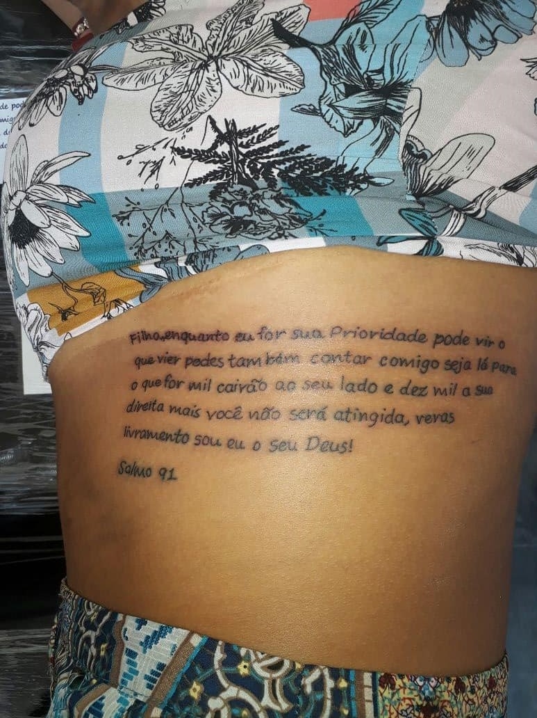 Tati Quebra Barraco faz tatuagem com erro de português