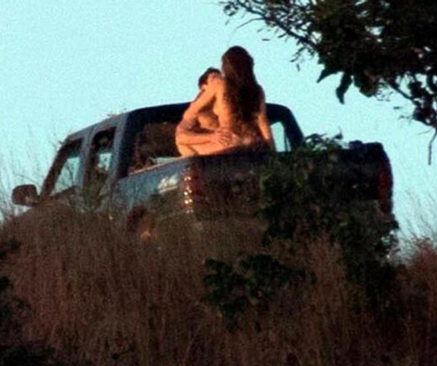 Rafael Cardoso e Grazi Massafera gravam cena de sexo para O Outro Lado do Paraíso (Foto: Reprodução/Instagram)