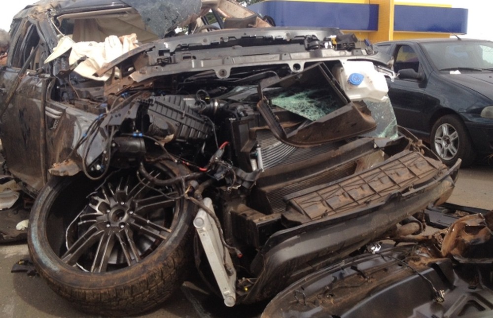 Veículo onde artista, namorada, empresário e motorista estavam ficou completamente destruído (Foto: Táliton Andrade/G1)