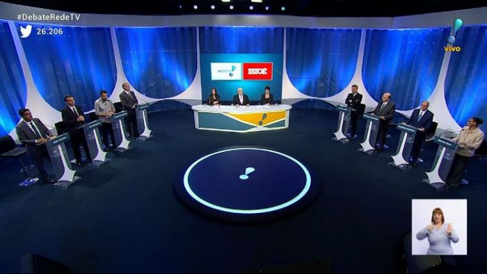 Cenário, mediadores e candidatos no Debate da RedeTV! (Foto: Reprodução/RedeTV!)