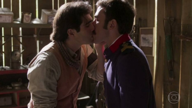 Beijo entre Luccino (Juliano Laham) e Otávio (Pedro Henrique Müller) em Orgulho e Paixão (Foto: Reprodução)