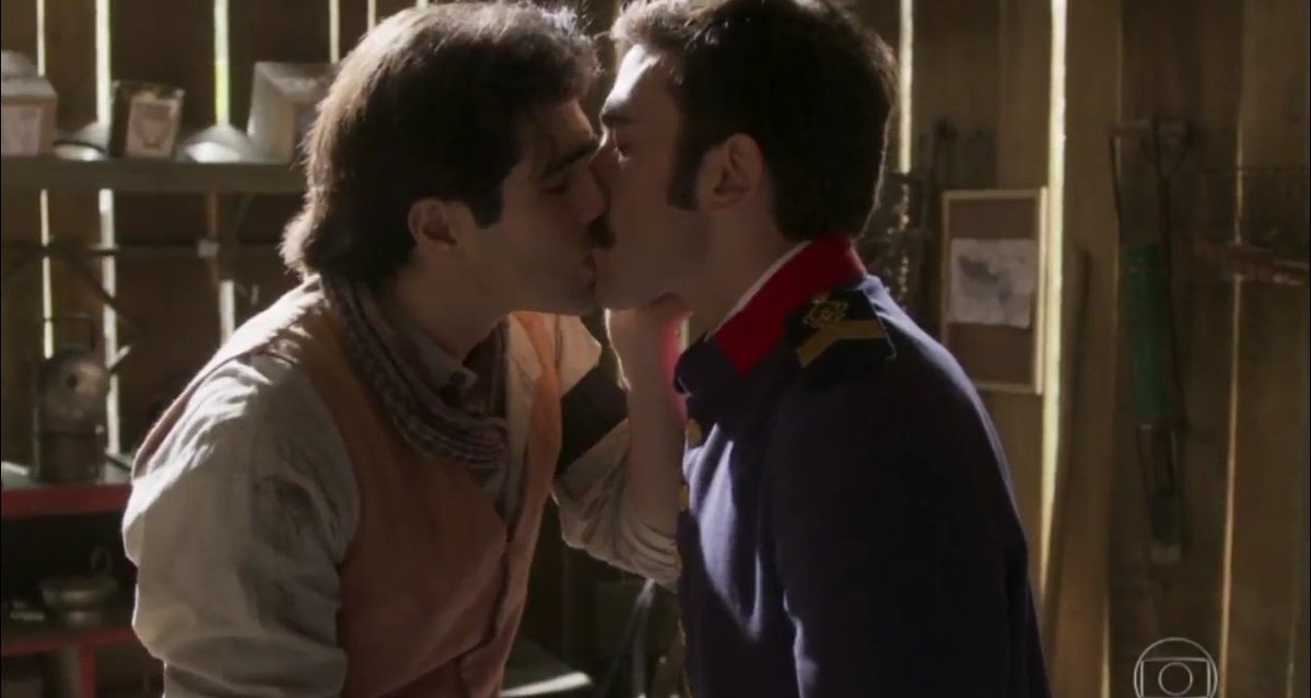 Luccino (Juliano Laham) e Otávio (Pedro Henrique Müller) se beijam em Orgulho e Paixão (Foto: Reprodução)
