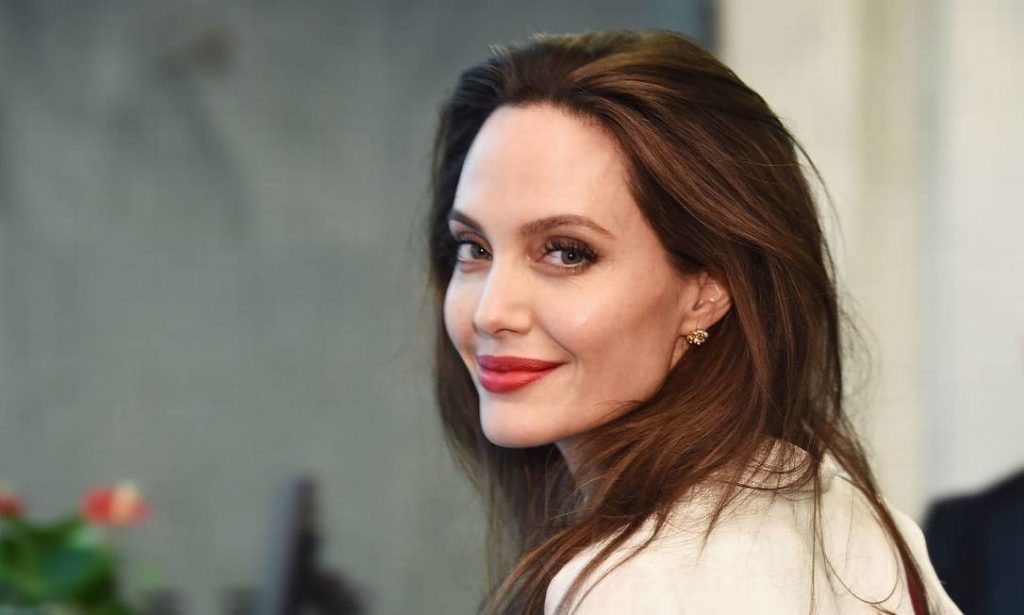 Angelina Jolie faz um alerta ao abuso sexual infantil no isolamento devido o coronavírus (Foto: Reprodução)